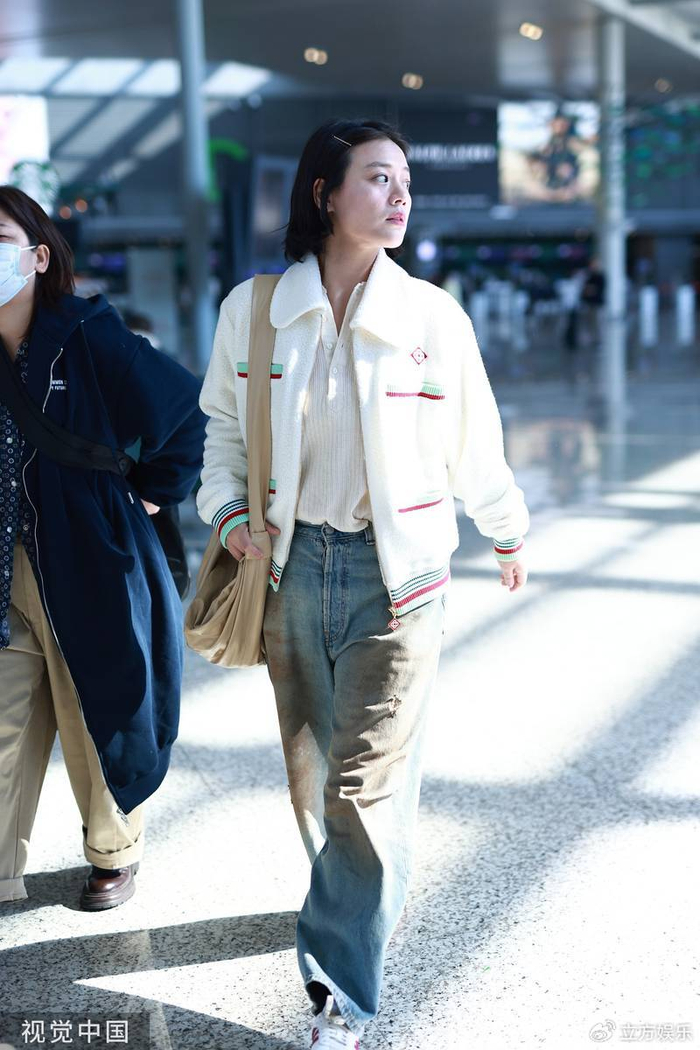 马思纯穿白色外套现身机场拎纸袋出行好环保