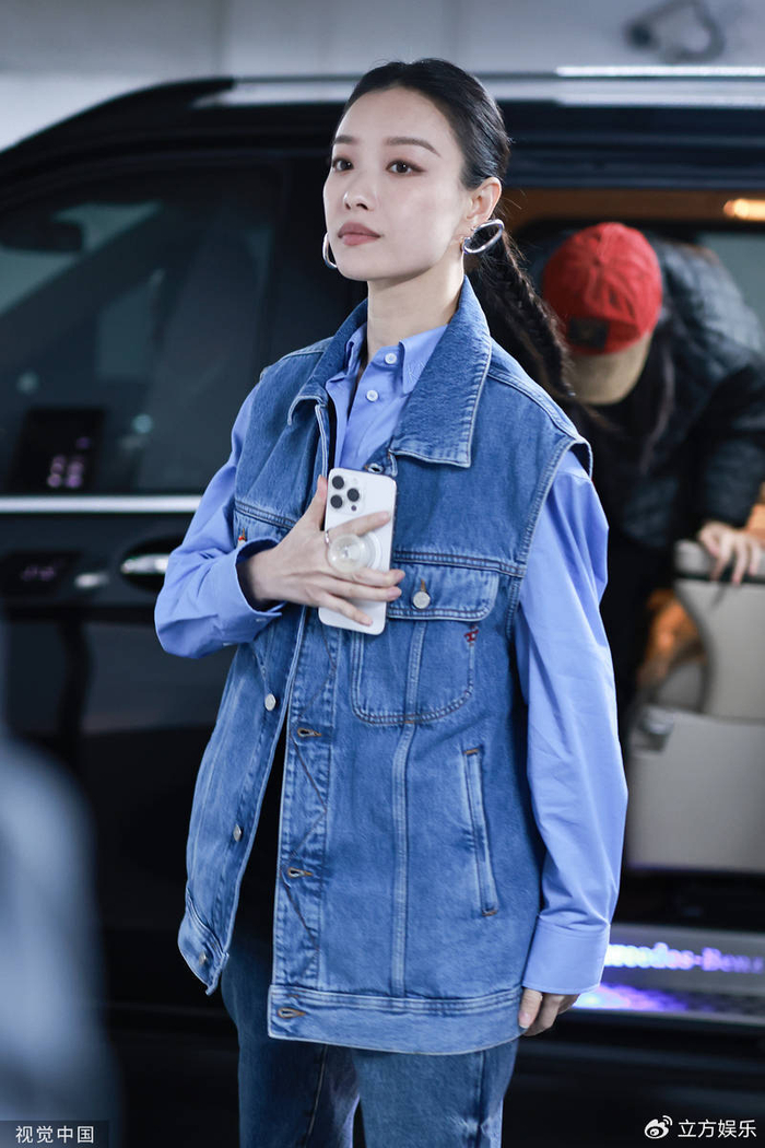 倪妮穿牛仔外套现身活动 头扎麻花辫干练十足|倪妮|牛仔|现身_新浪
