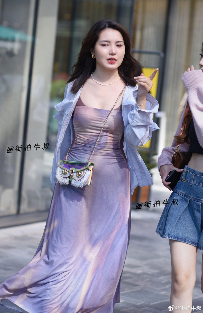 美女们一身时尚的粉色系穿搭出街