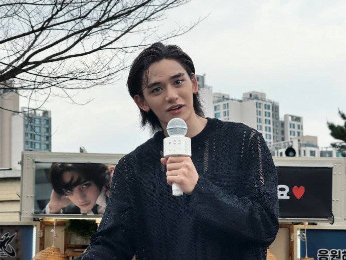 黄旭熙晒与粉丝的大合照,整整30个人到场支持,声势不可谓不强大|粉丝