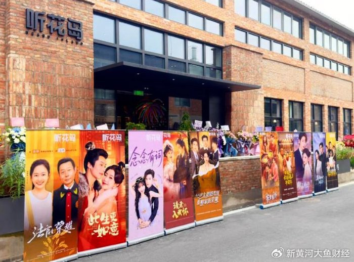 彻底爆了！2025年微短剧市场规模已超电影票房__财经头条__新浪财经