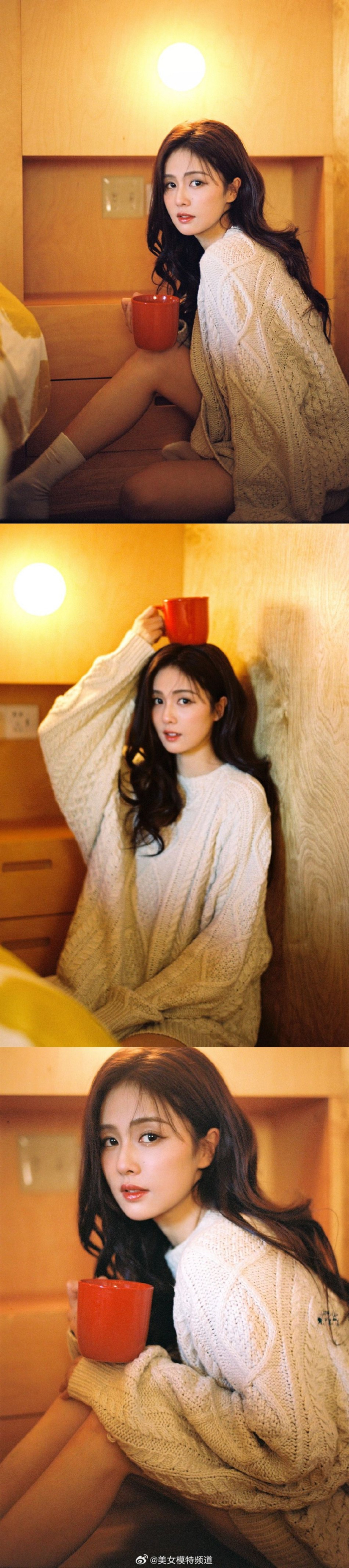 白鹿穿长款毛衣秀美腿长发披肩与猫咪互动气质温柔