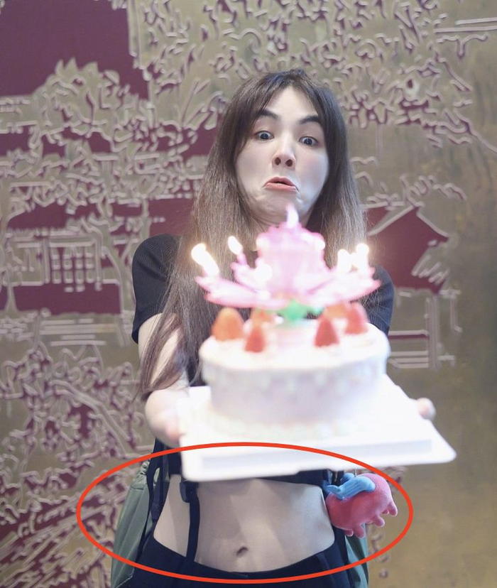 she合体为42岁ella庆生送万元包包selina挺孕肚素颜状态极佳