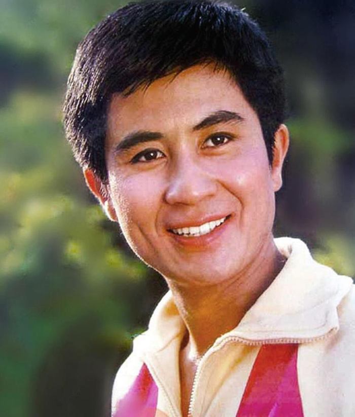 他25岁成名,一见钟情妻子,一生0绯闻,38年后女儿成为骄傲|王伟平|妻子