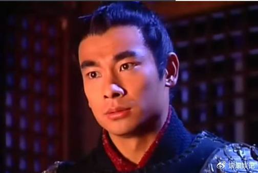 发给花木兰的军装是营主的军装 而发给文泰的军装是副营主的军装 而后