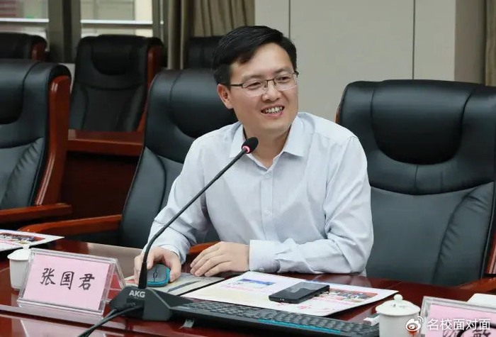 石门中学副校长张国君重点介绍了学校教育教学特色,拔尖人才培养举措