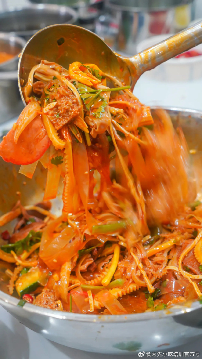以重庆特色口味为基础,以新鲜食材为前提,以消费者体验及需求为重点来