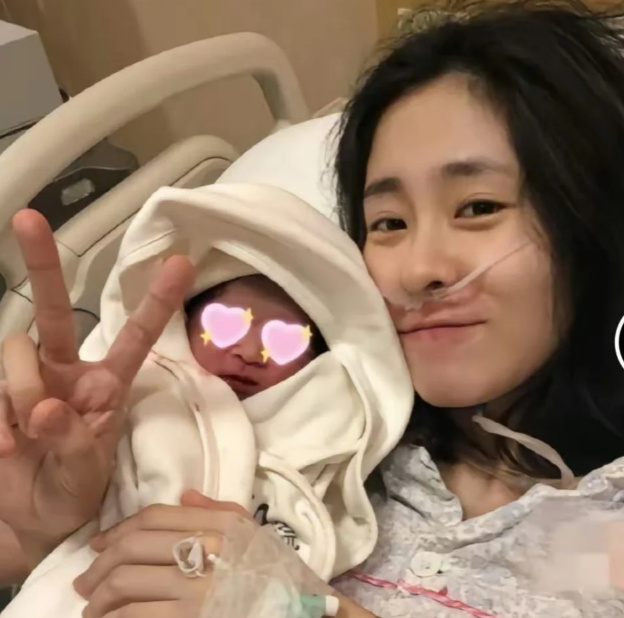 35岁张碧晨罕见晒女儿合照,两人过情人节看烟花