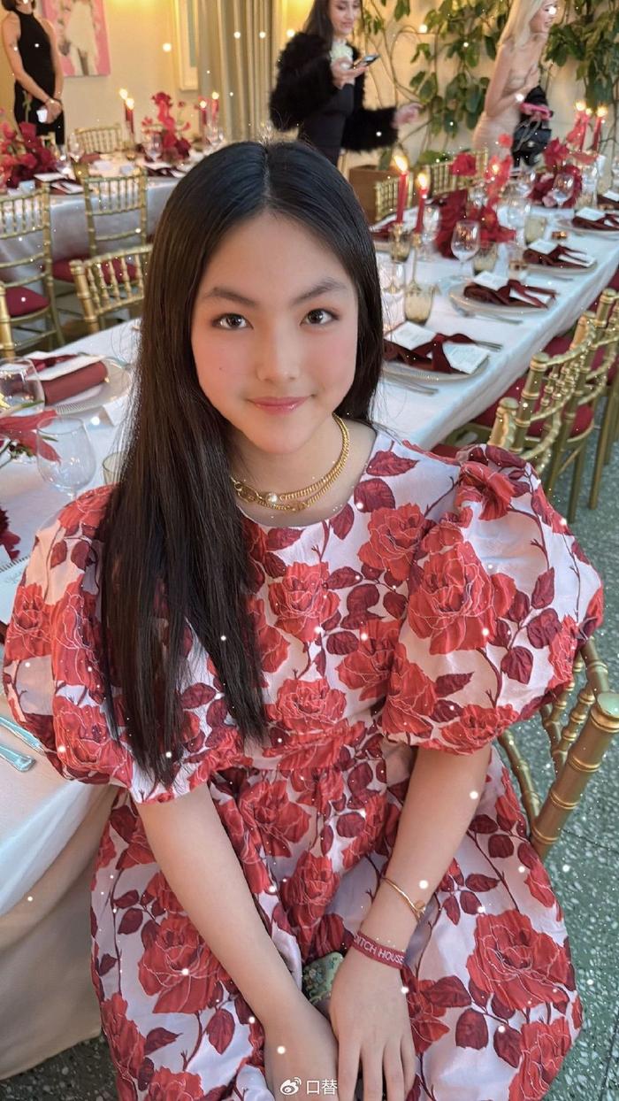 李湘带女儿参加奢华晚宴,14岁王诗龄复胖反弹,精致造型显成熟