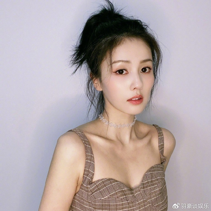 它不仅展现了白鹿的美好,更折射出了她作为一个极具潜力的新生代演员