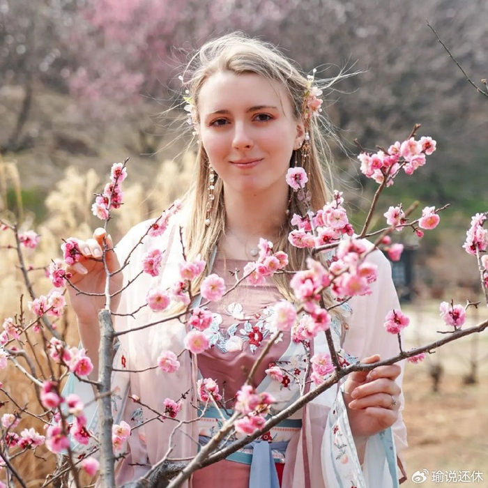 为中国说话还遭背刺洋媳妇海雯娜有人表面正能量实则投机谋利