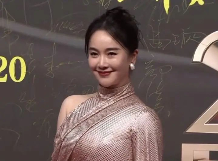当晚的红毯上还有一位大家都很熟悉的中年女演员,左小青