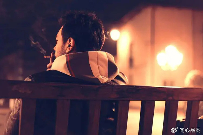 如果一个人很缺钱,这3个特征一定掩饰不住,一看就知道