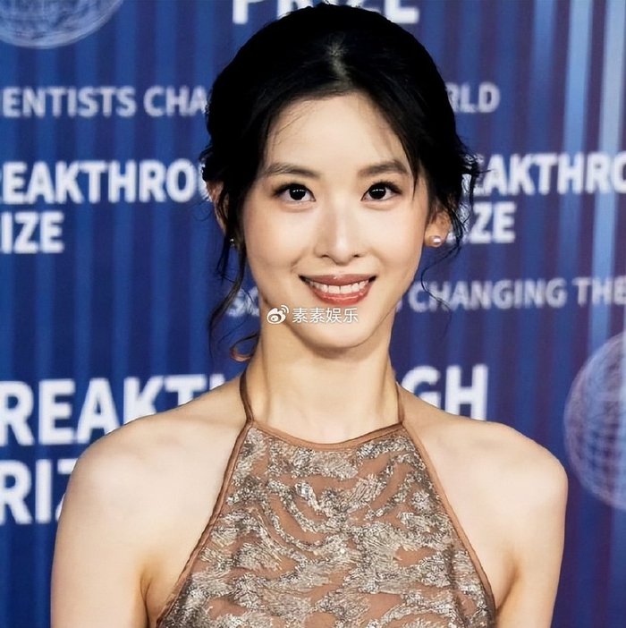 章泽天有白头发了,参观图书馆显贵气,戴两枚戒指打扮时尚