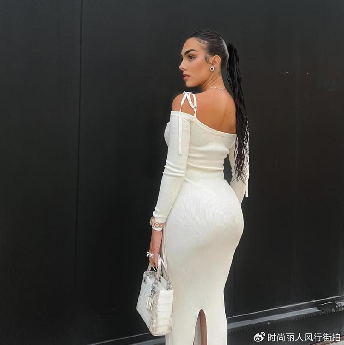 只穿泳裤秀出浑身腱子肉,老婆一身红色比基尼|乔治娜|c罗|比基尼_新浪