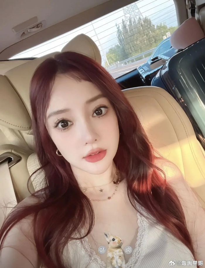 40岁李小璐晒照让人认不出李小璐这一双大眼睛尤其的抢镜