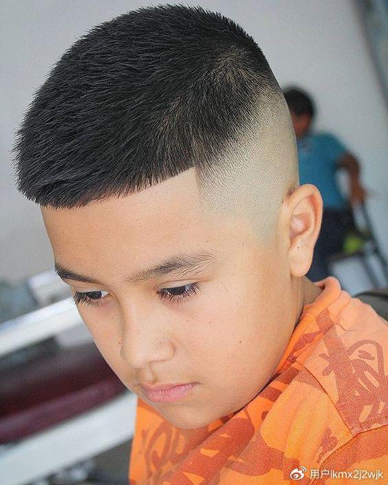 超短清爽小寸头是一种将头发剪得非常短的发型,可以让小男孩看起来