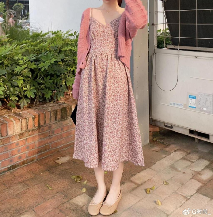 碎花裙 小白鞋,春夏必备穿搭,清新减龄首选
