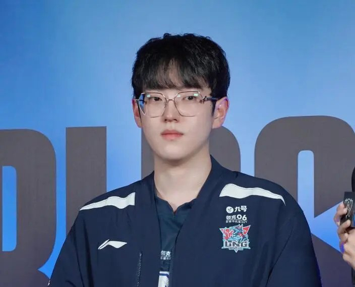 太像了!edg scout?