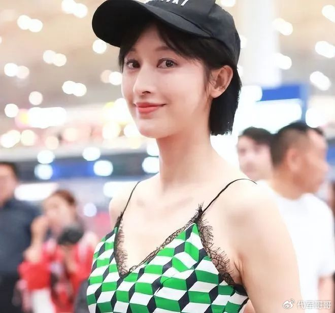 年在圈中过于透明,为了能让大家记住她的特点,张俪便选择长期"留腋毛"
