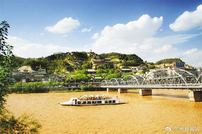 暑期旅游旺季到来 毕业旅行持续升温黄河游船驶过兰州中山桥黄河快艇