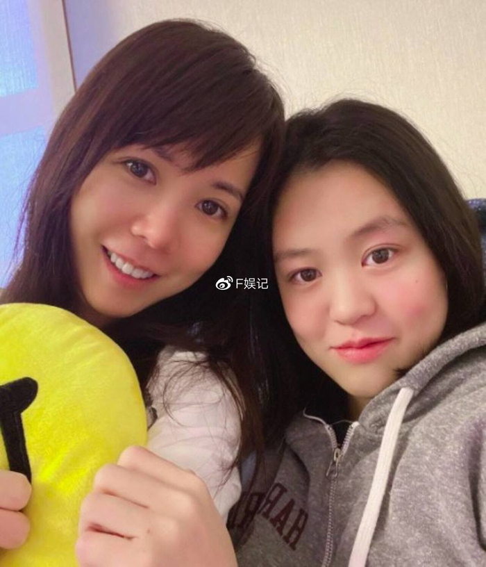 甘比儿子当老板获大刘一家捧场 吕丽君女儿则晒个人旅游照吸引关注