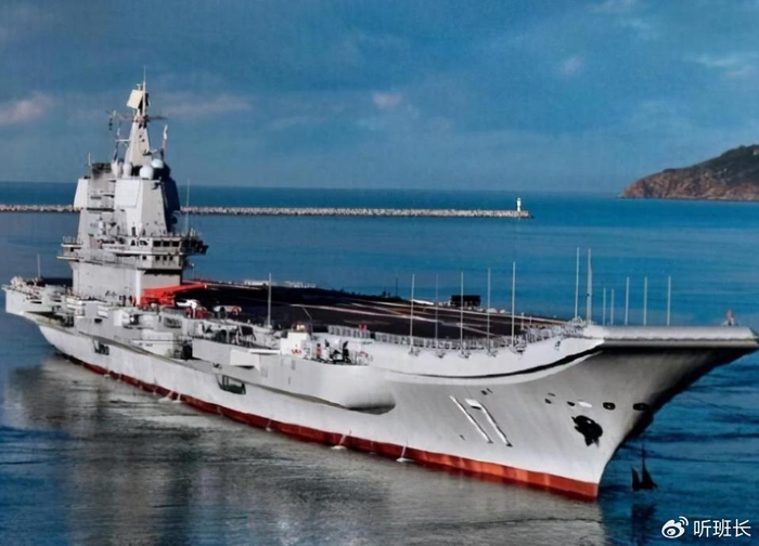 山东舰航母是中国第一艘真正意义上的国产航母,当初在瓦良格号改建