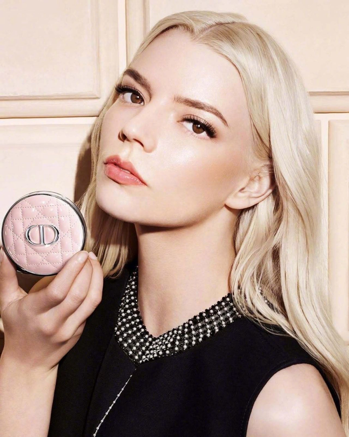 安雅Anya Taylor-Joy 和 Jisoo 出镜代言 Dior Forever 广告大片__财经头条__新浪财经