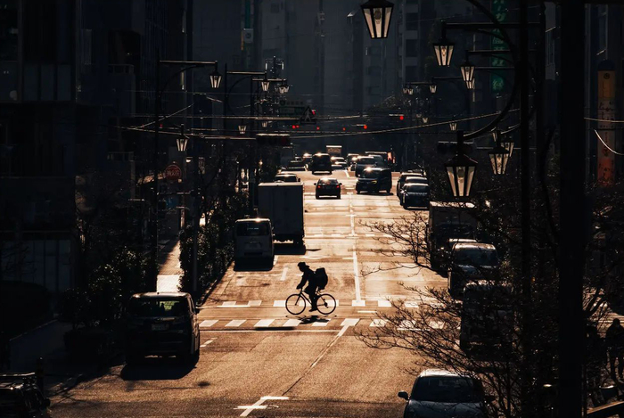 光影中街头骑行的人们 摄影丨takashi yasui