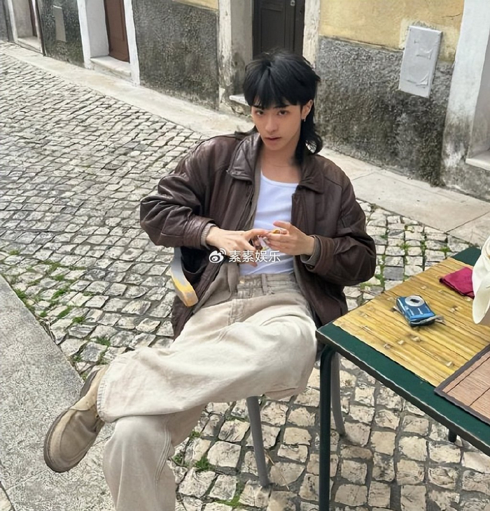 纹身加女装,深夜在海边玩自拍,穿着紧身连体裙的她戴