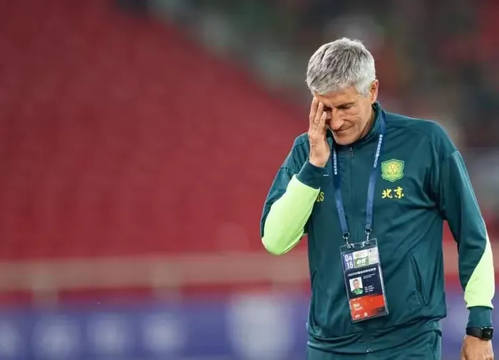 塞蒂恩早就被国安球员孤立，离别时球员集体沉默，仅一名球员送行