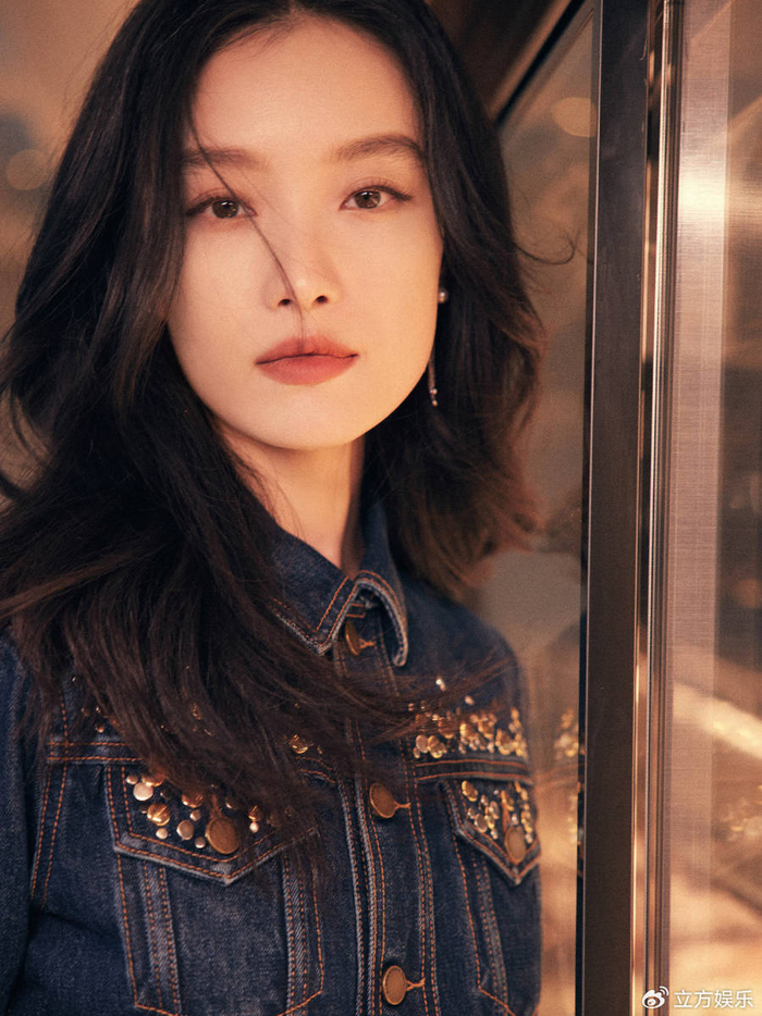 倪妮身着牛仔套装自在随性 秀s型身材曲线妩媚迷人|倪妮|牛仔|套装