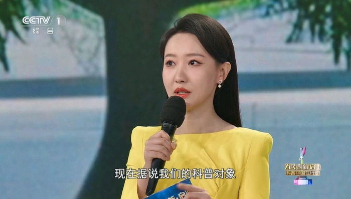 演讲,现场采访年度科普榜单代表,展示科技成果,介绍科普年度人物事迹