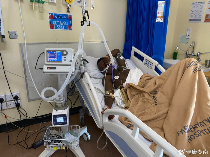 援津医疗队专家用中国造呼吸机成功抢救溺水病人