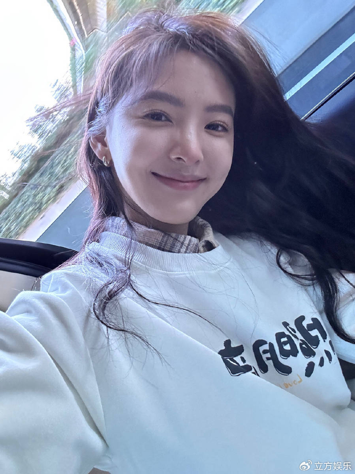 章若楠晒羊毛卷发型自拍照 对镜比耶阳光又氧气|自拍照|羊毛|比耶