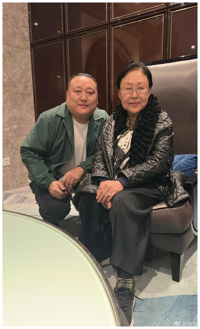 瑞士老公去世后,75岁斯琴高娃回国养老拍短剧,中国籍儿子很孝顺