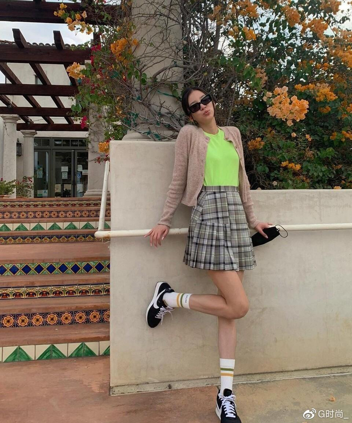 百褶短裙的穿搭风格