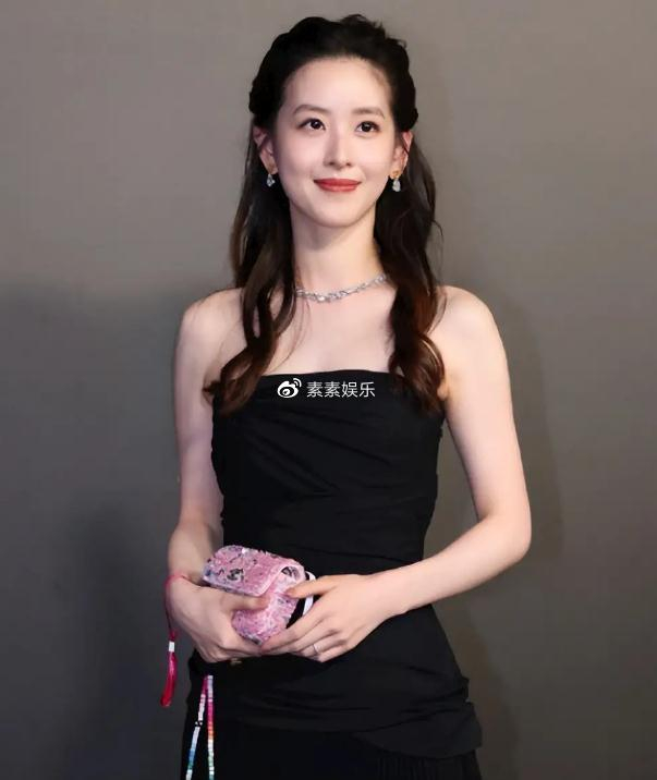 章泽天出席戛纳晚宴,黑裙包裹凸起的小腹,怀孕第3胎引发猜测