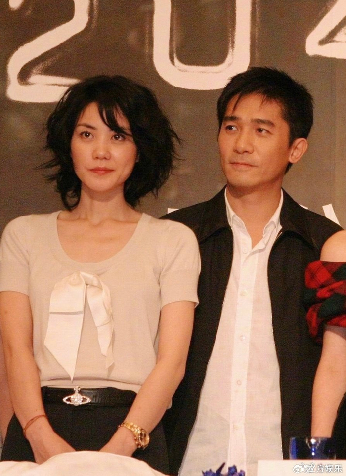 刘嘉玲晒梁朝伟王菲聚会照 二人头靠头挽手状态年轻