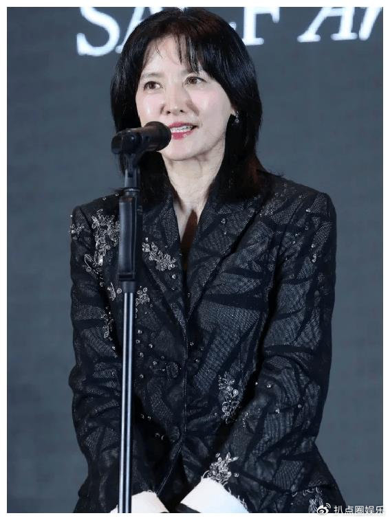 甚至传出李英爱与韩国总统夫人金建希关系密切的消息,但李英爱及时