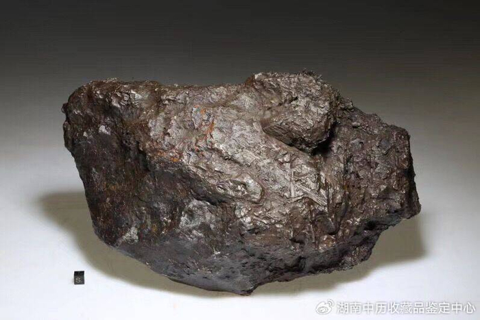 笔者给出如下参考:由于工作原因,笔者经常遇到购买陨石来鉴定的藏友