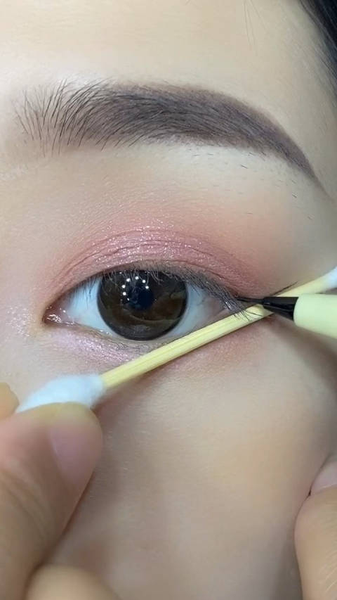 新手这样画眼线!