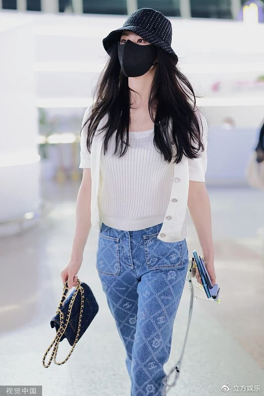 刘诗诗出发前往巴黎高定时装周 白t搭牛仔裤清爽气质好|刘诗诗|高定