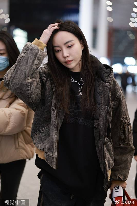 于文文现身北京首都机场 打扮低调保暖超率性|于文文|现身|北京首都