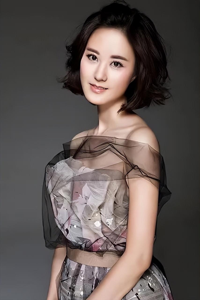 她曾是重庆最美高考状元，如今成为央视主持人，现42岁仍孑然一身|秦方|重庆市|学霸|整点新闻|主播_新浪新闻