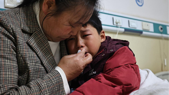 男童刚满月妈妈就离家出走，之后又确诊重病，奶奶靠缝网球凑孙子救命