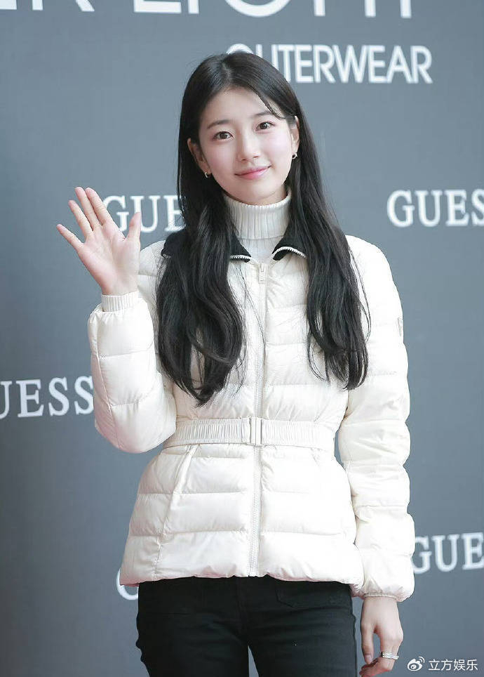 裴秀智穿白色羽绒服搭素色黑裤长发飘飘颜值能打
