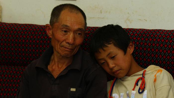 母亲跟人私奔后父亲没了音讯，男童玩鞭炮被炸瞎右眼，重病爷爷成依靠