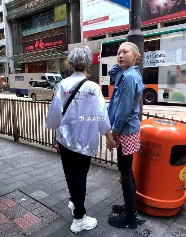 从爆料的情况来看,吴卓林和外籍妻子走的是非主流的