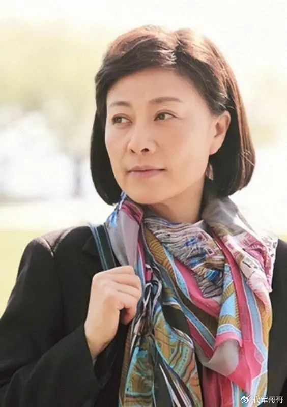 演员岳红:24岁获封影后,哺乳期离婚,如今和女儿相依为命